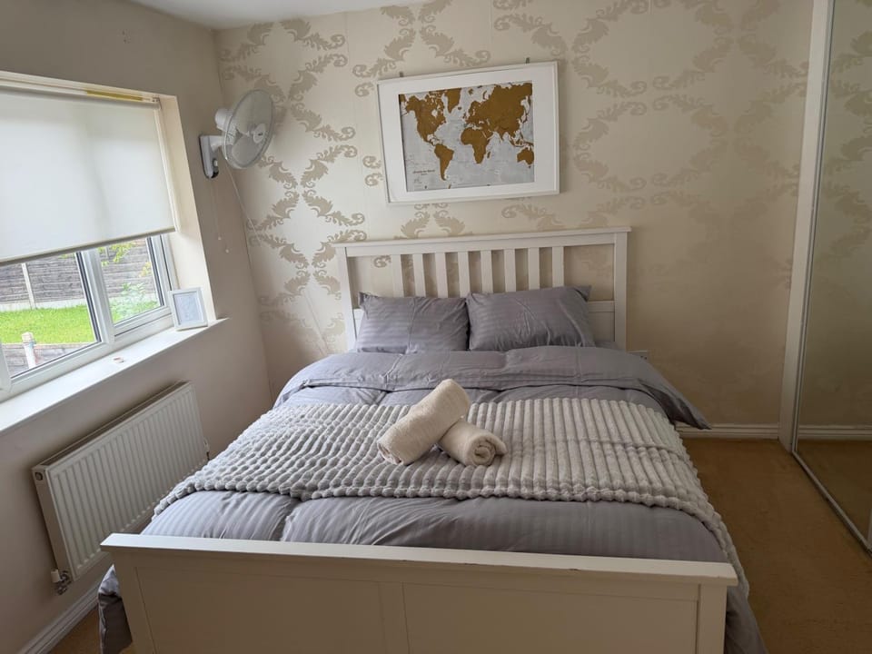 Bed, View (from property/room), Photo of the whole room, Decorative detail, Bedroom, towels