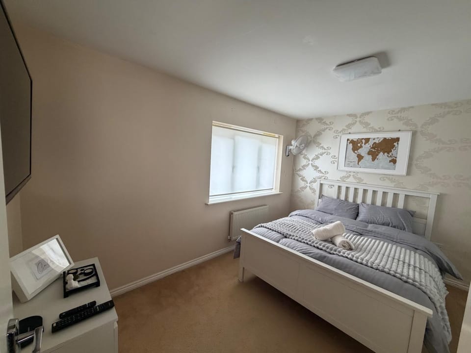 Bed, Photo of the whole room, Decorative detail, Bedroom, furniture, towels