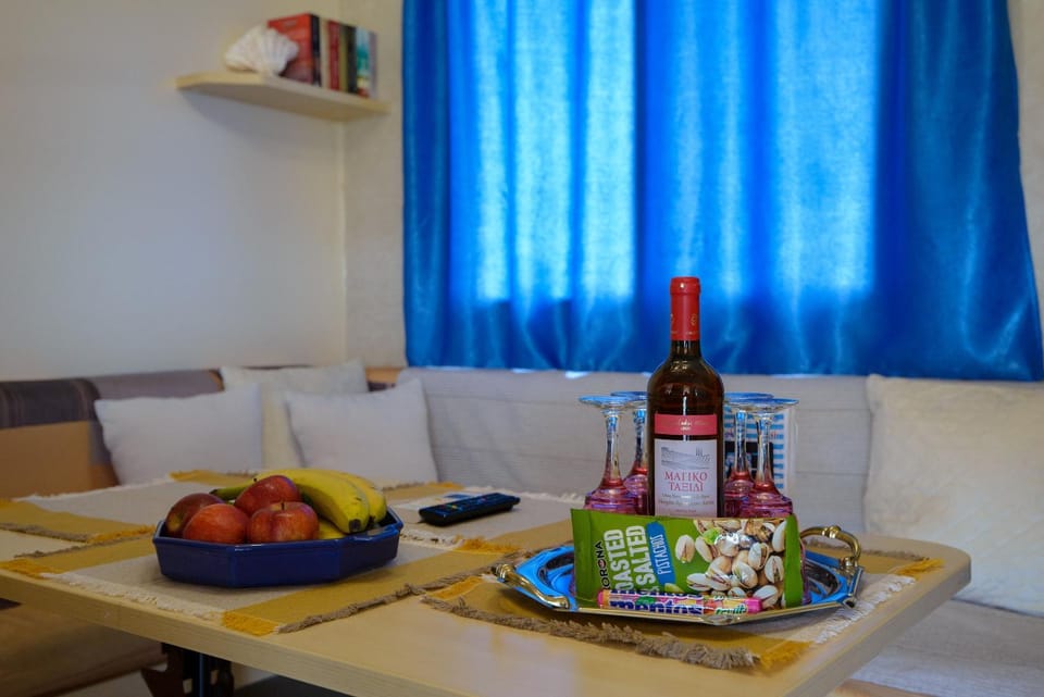 Living room, Food, Drinks, Alcoholic drinks