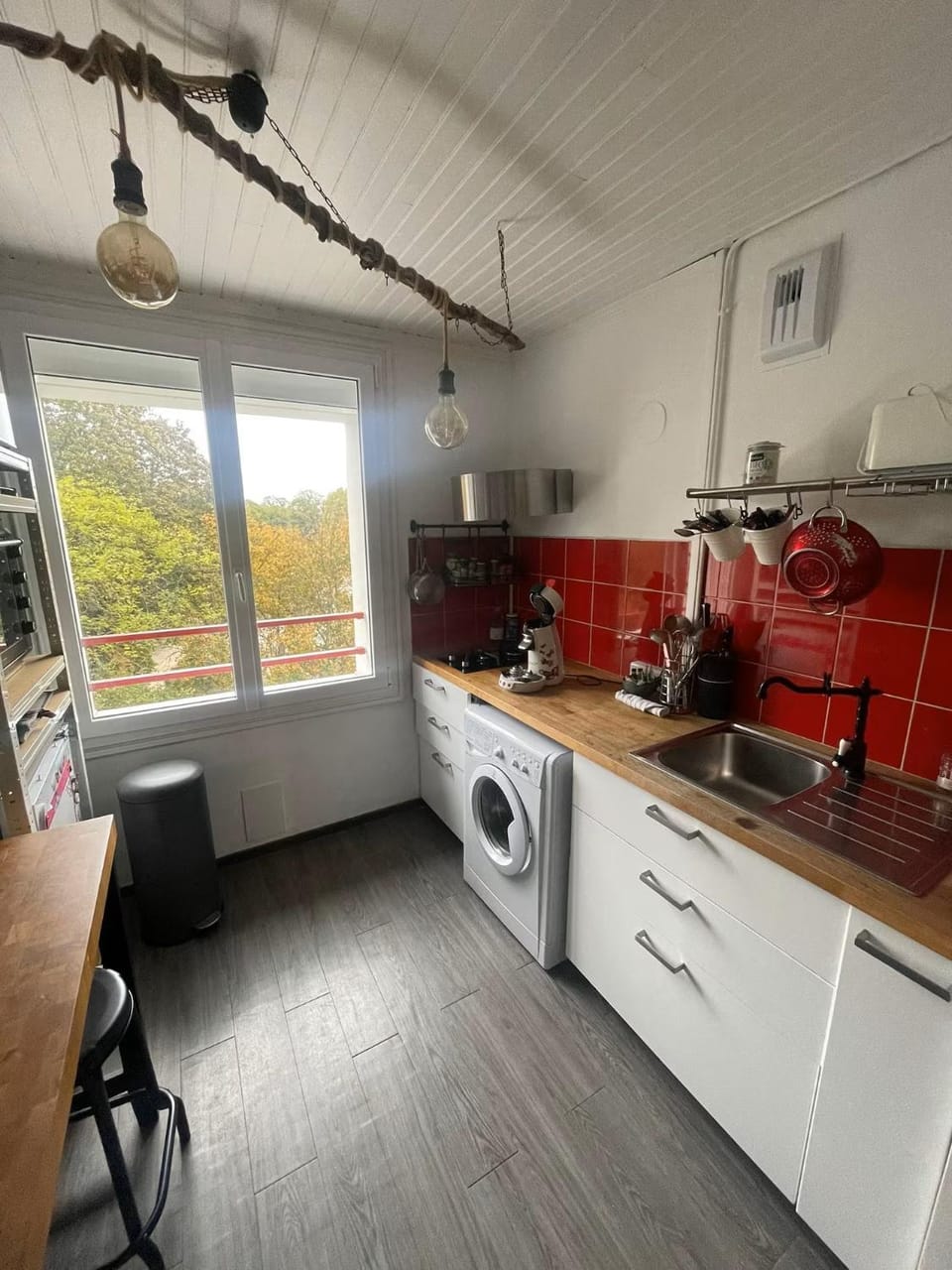 Kitchen or kitchenette, oven, toaster, washing machine