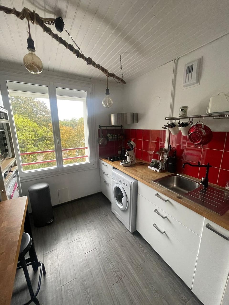 Kitchen or kitchenette, oven, toaster, washing machine