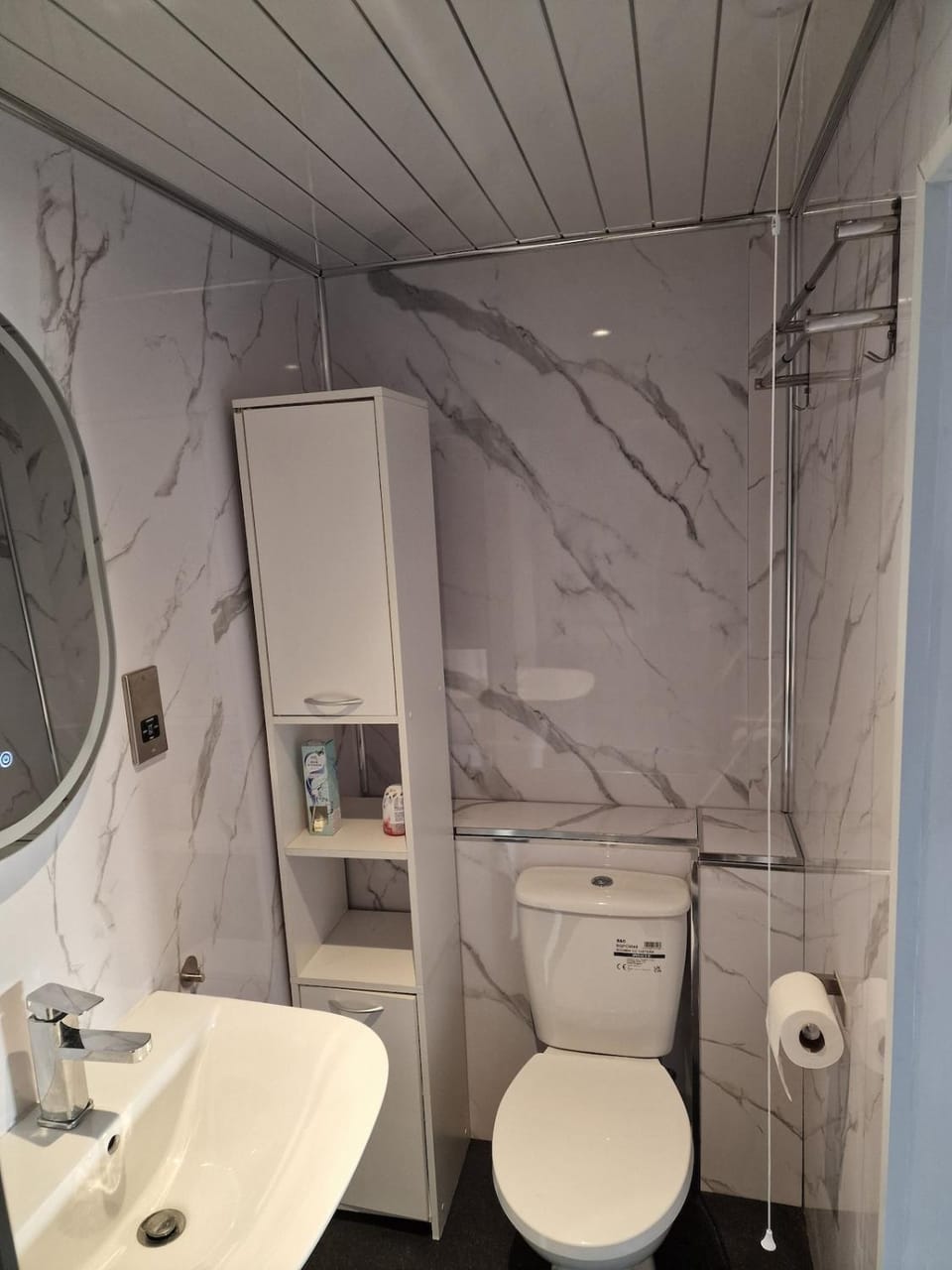 Toilet, towels