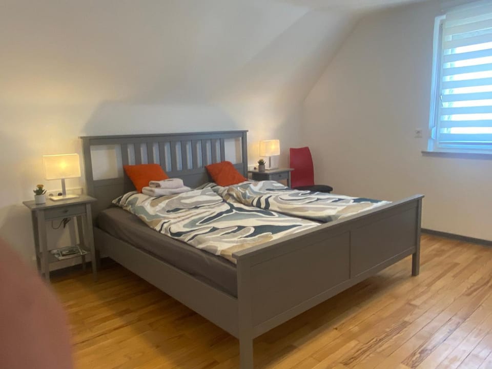Photo of the whole room, Bedroom