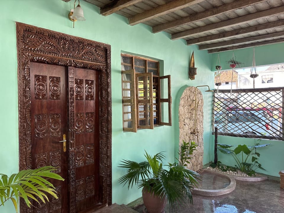 Shower, Facade/entrance