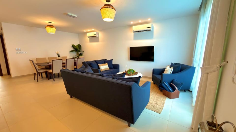 Communal lounge/ TV room, TV and multimedia, Living room, Photo of the whole room, Seating area, Dining area, Evening entertainment, air conditioner