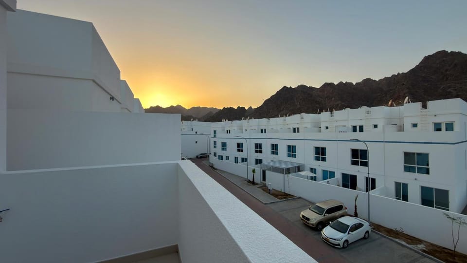 Day, Neighbourhood, Natural landscape, Mountain view, Street view, Location, Sunset, Quiet street view, Parking
