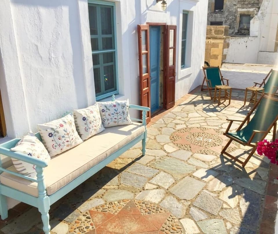 Smaragdi Traditional Mansion in Chora House in Decentralized Administration of the Aegean