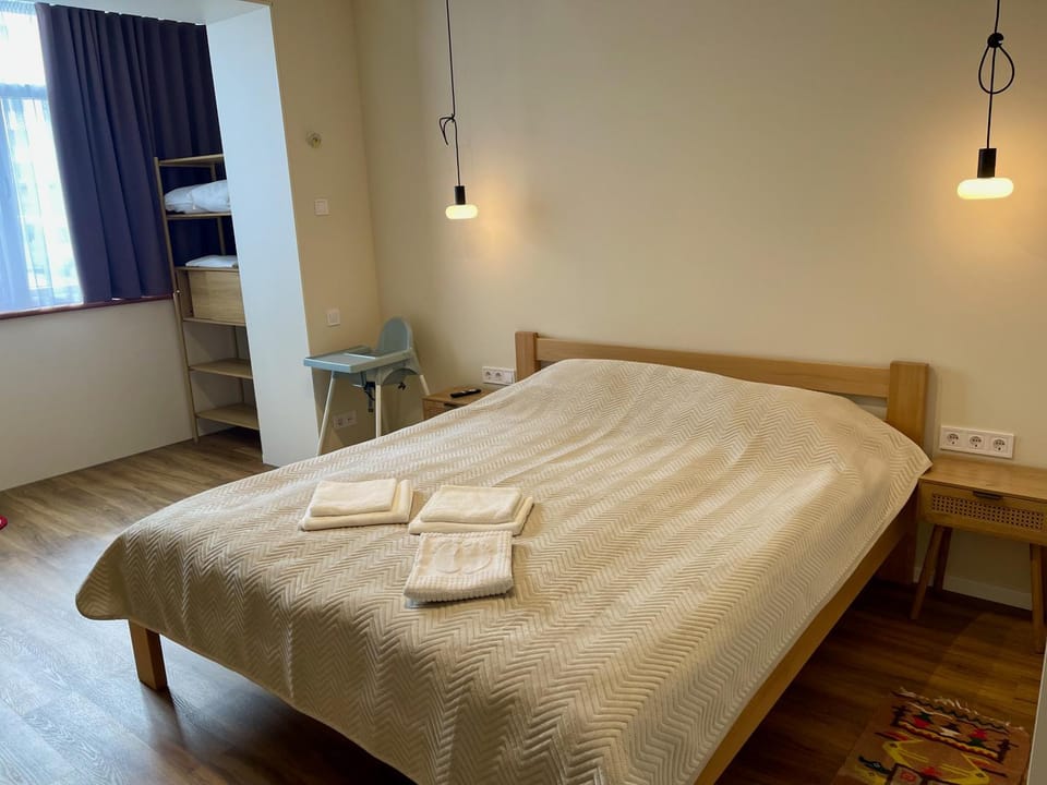 Bed, Bedroom, towels