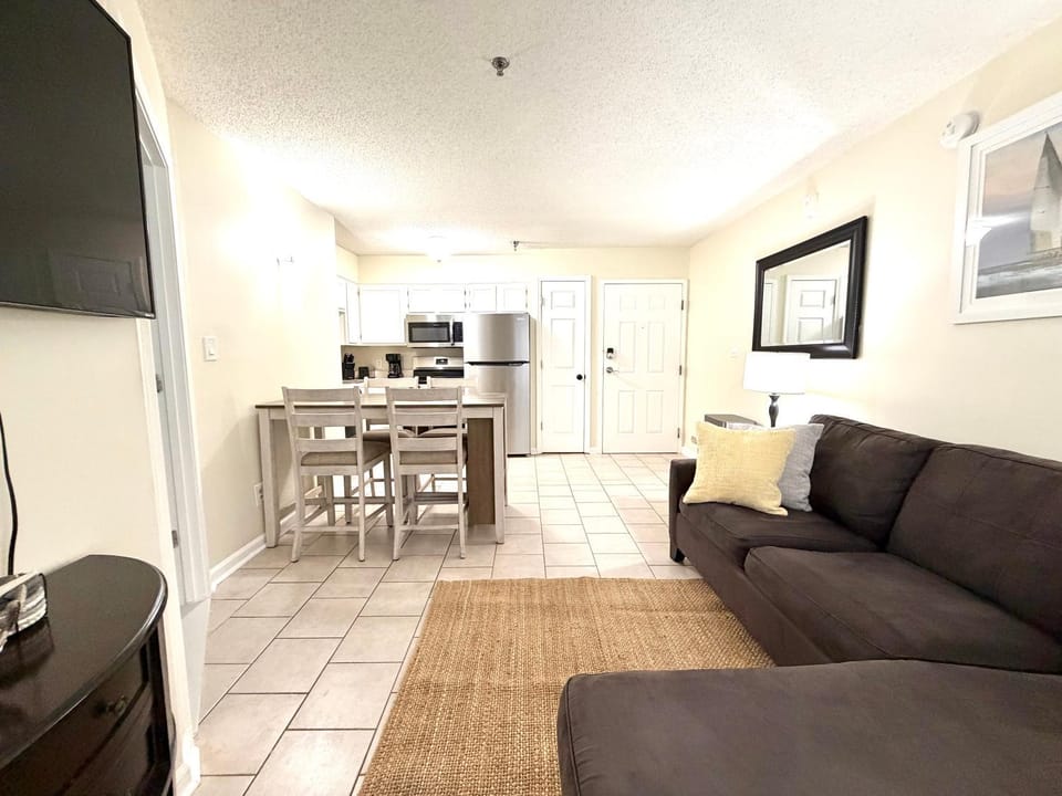 TV and multimedia, Kitchen or kitchenette, Living room, Seating area, Dining area