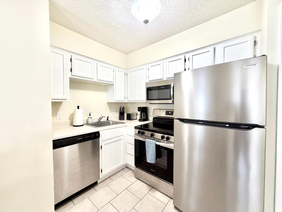 Coffee/tea facilities, Kitchen or kitchenette, dishwasher, microwave, oven, stove, kitchen