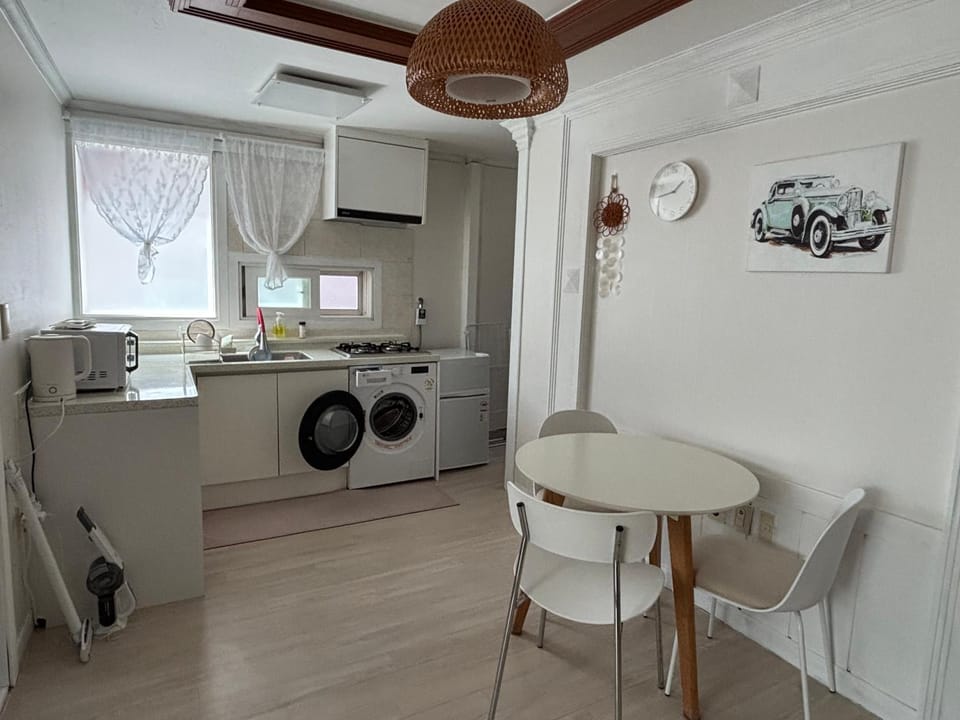 Kitchen or kitchenette, Dining area, washing machine