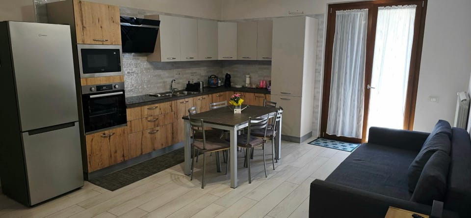 Coffee/tea facilities, Kitchen or kitchenette, Dining area, dishwasher, stove