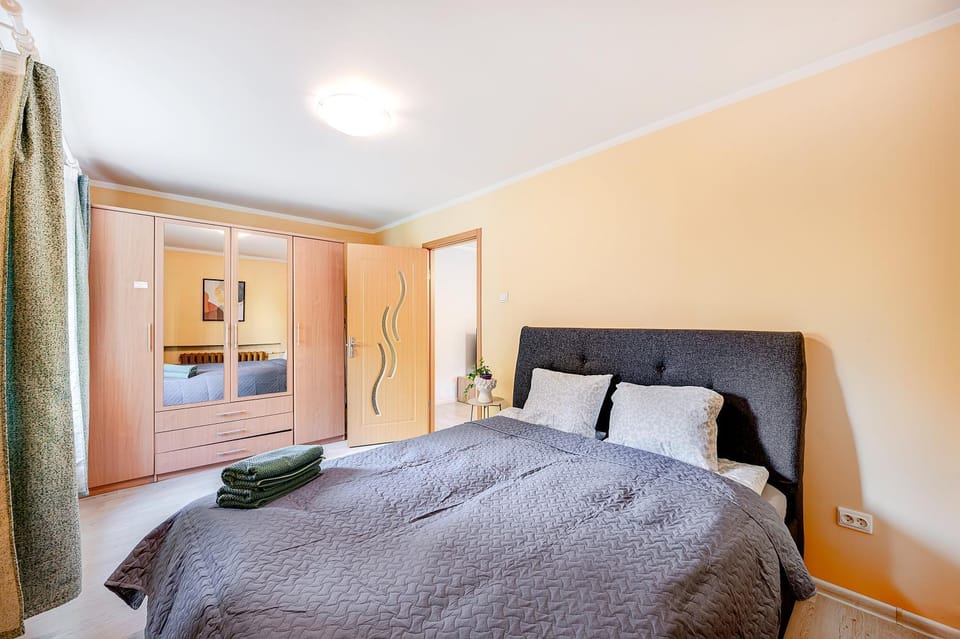 Bedroom, wardrobe