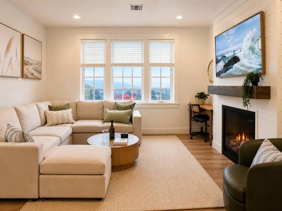 Whale views • Media Room • Sleeps 8 • New Build House in Depoe Bay