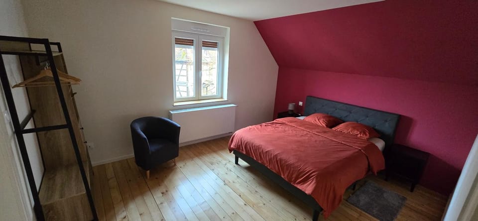 Photo of the whole room, Bedroom