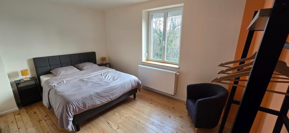 Photo of the whole room, Bedroom