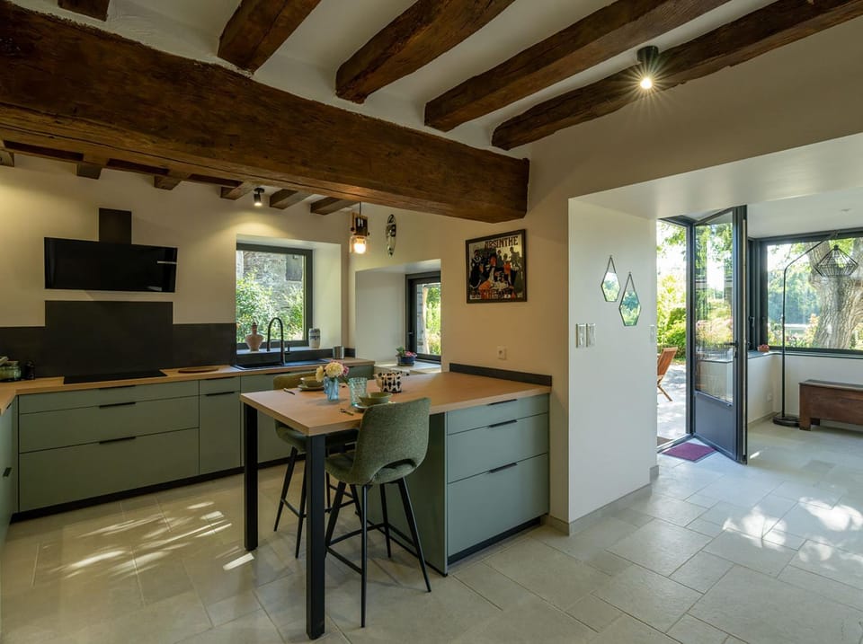 Kitchen or kitchenette, Dining area