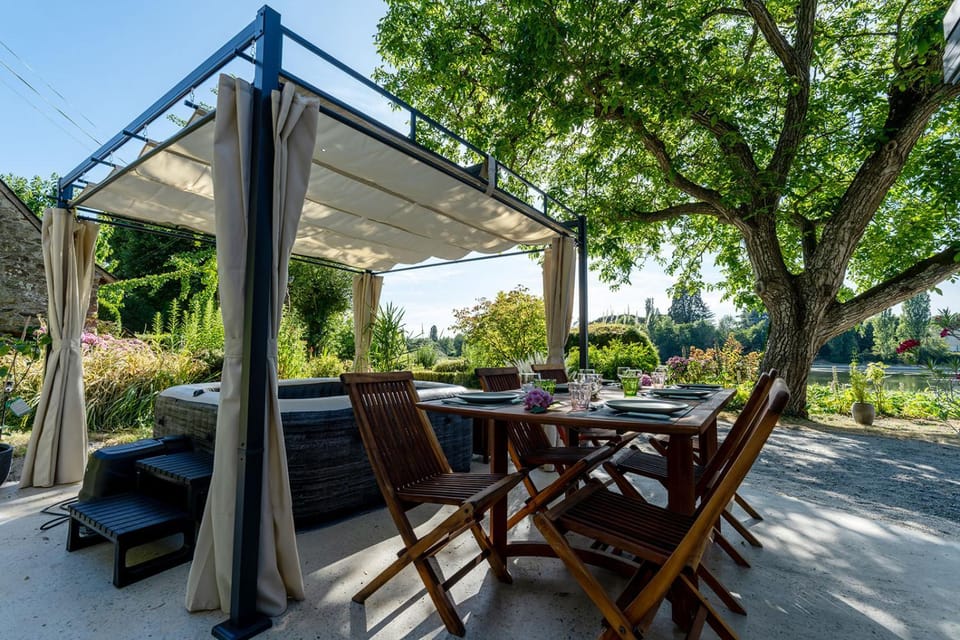 Patio, Natural landscape, Garden, Hot Tub, Spa and wellness centre/facilities, Seating area, Dining area, River view