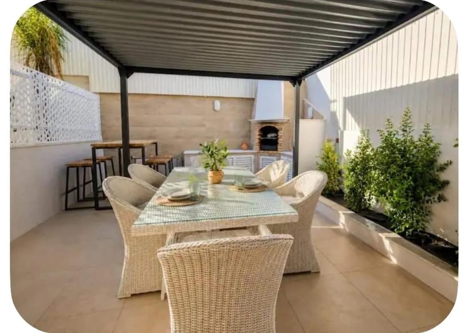 Patio, Day, Dining area