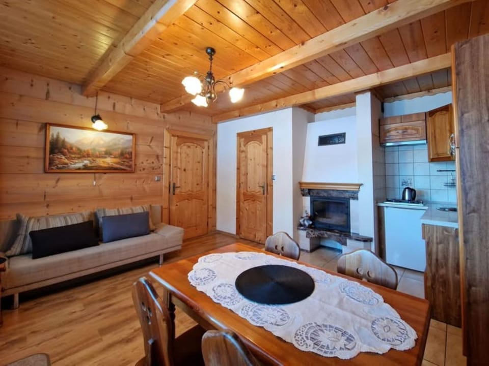 TV and multimedia, Kitchen or kitchenette, Living room, Seating area, Dining area