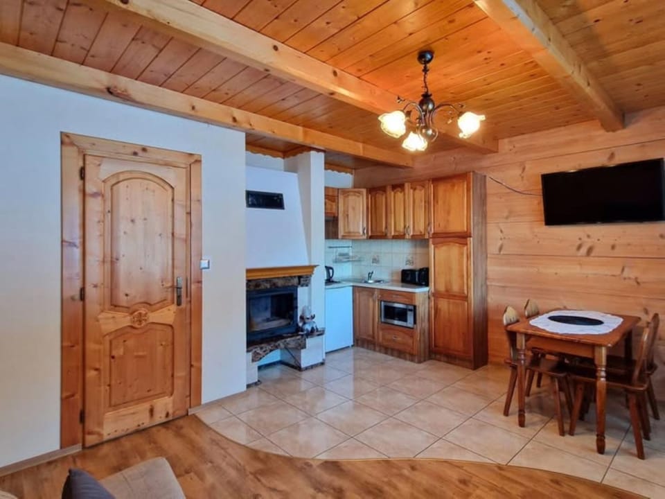 TV and multimedia, Kitchen or kitchenette, Dining area, oven, stove