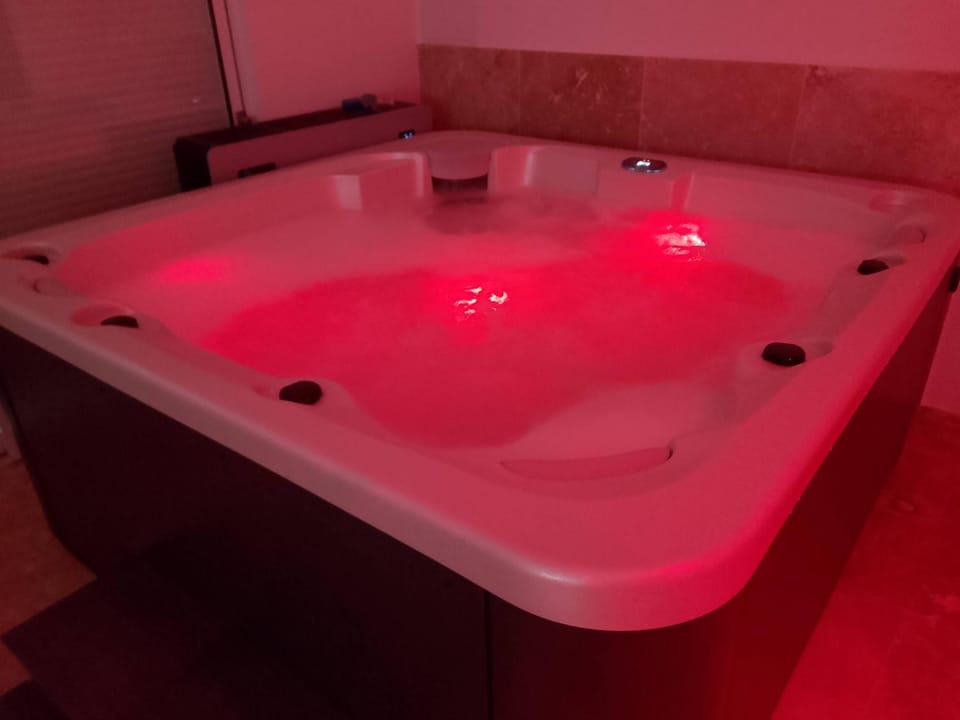Hot Tub, Spa and wellness centre/facilities