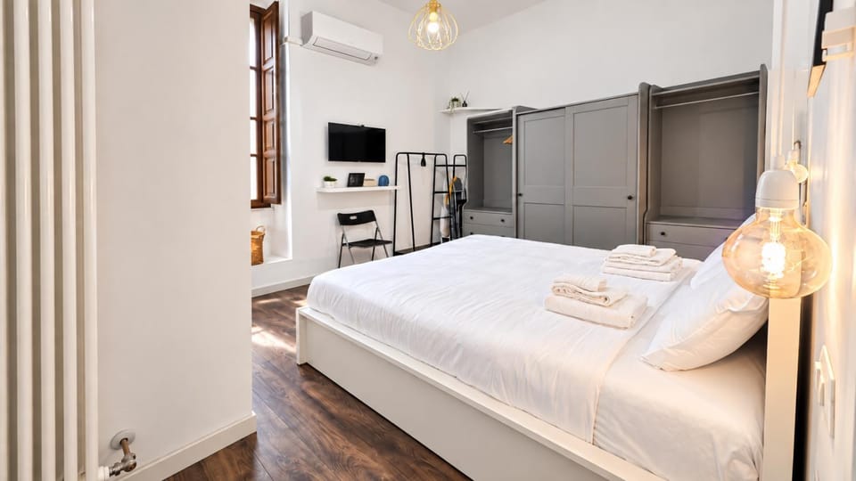 Bed, TV and multimedia, Kitchen or kitchenette, Photo of the whole room, Bedroom, minibar, oven, towels, wardrobe