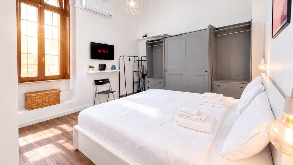 Bed, TV and multimedia, Photo of the whole room, Bedroom, towels, wardrobe, air conditioner