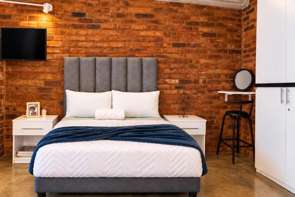 Bed, TV and multimedia, Seating area, Bedroom