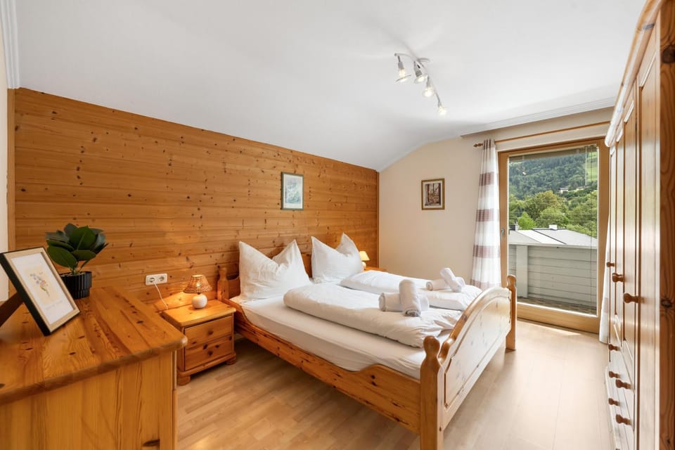 Bed, Photo of the whole room, Seating area, Bedroom, towels