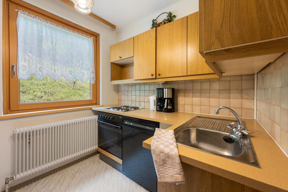 Coffee/tea facilities, Kitchen or kitchenette, stove, toaster