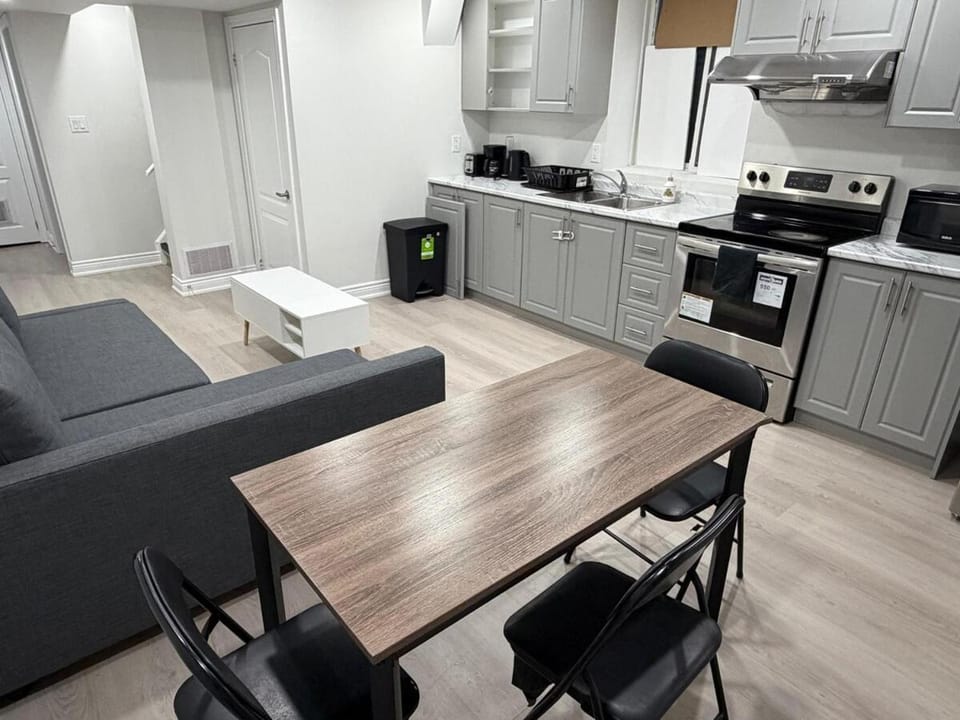 Charming Basement Suite Near Airport & Wonderland House in Vaughan