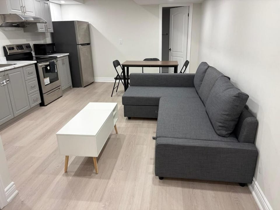 Charming Basement Suite Near Airport & Wonderland House in Vaughan