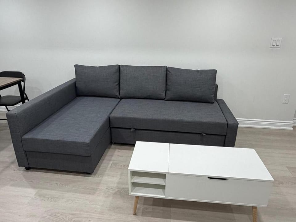 Charming Basement Suite Near Airport & Wonderland House in Vaughan