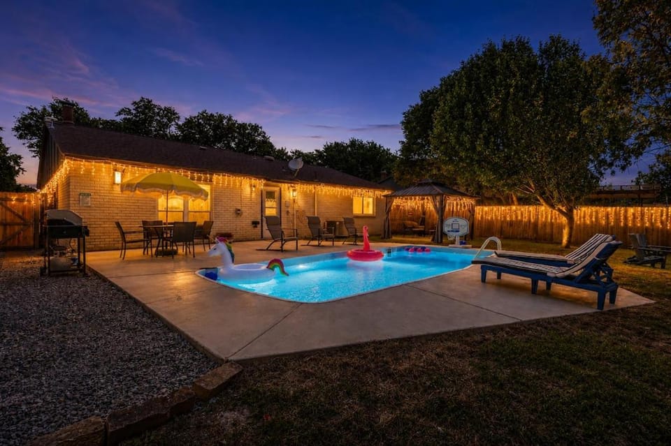 Poolside Escape - Game Room - King Beds - Arcades House in The Colony