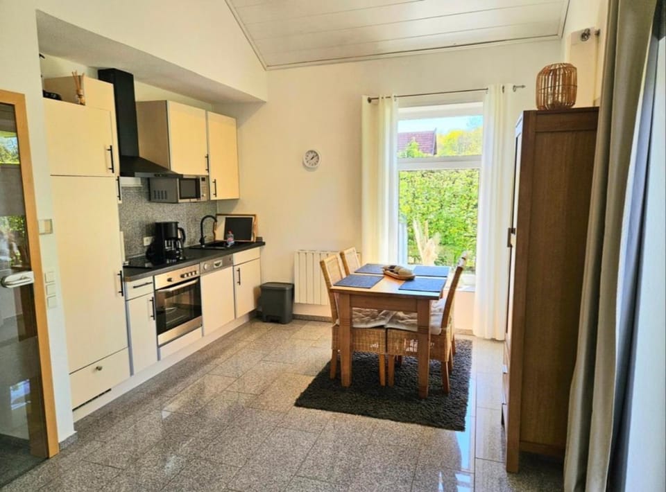 Kitchen or kitchenette, Dining area, dishwasher