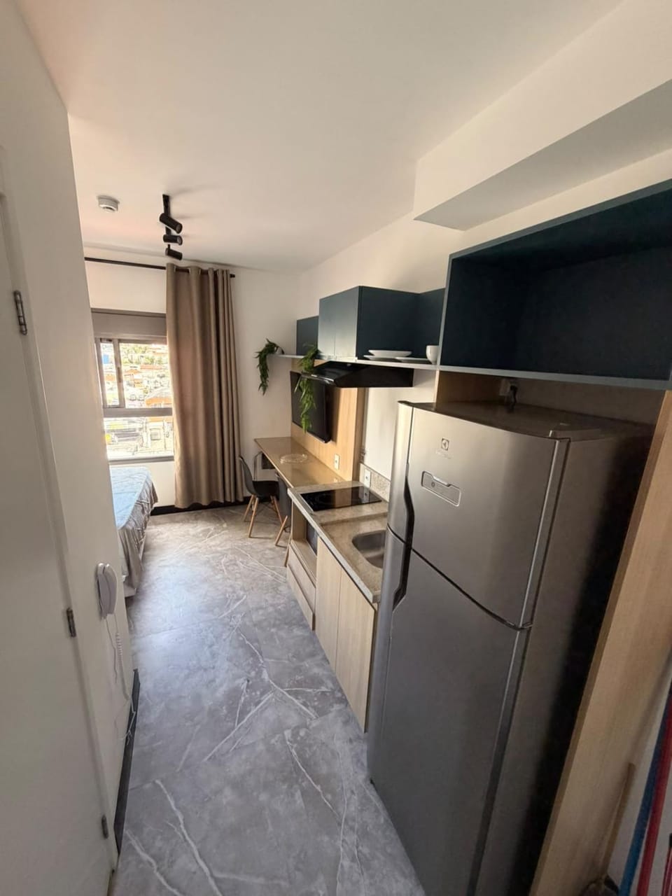 Kitchen or kitchenette, minibar