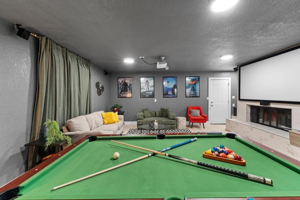 Home Theater - Game Room - Pool - Hot Tub - Golf House in Plano