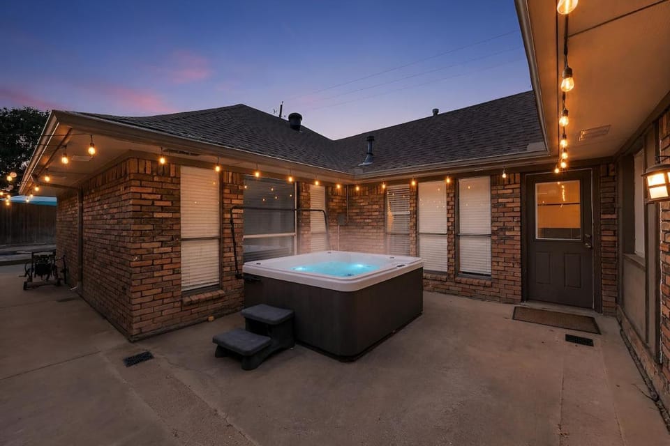 Home Theater - Game Room - Pool - Hot Tub - Golf House in Plano