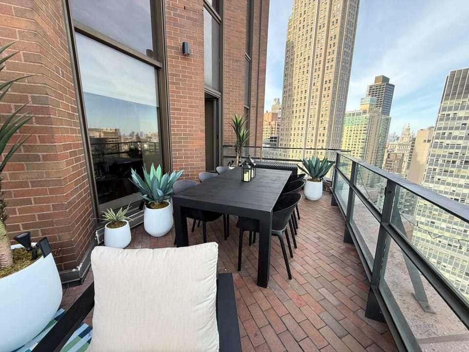 Stunning 3BR Skyline Sanctuary in Financial District Apartment in Lower Manhattan