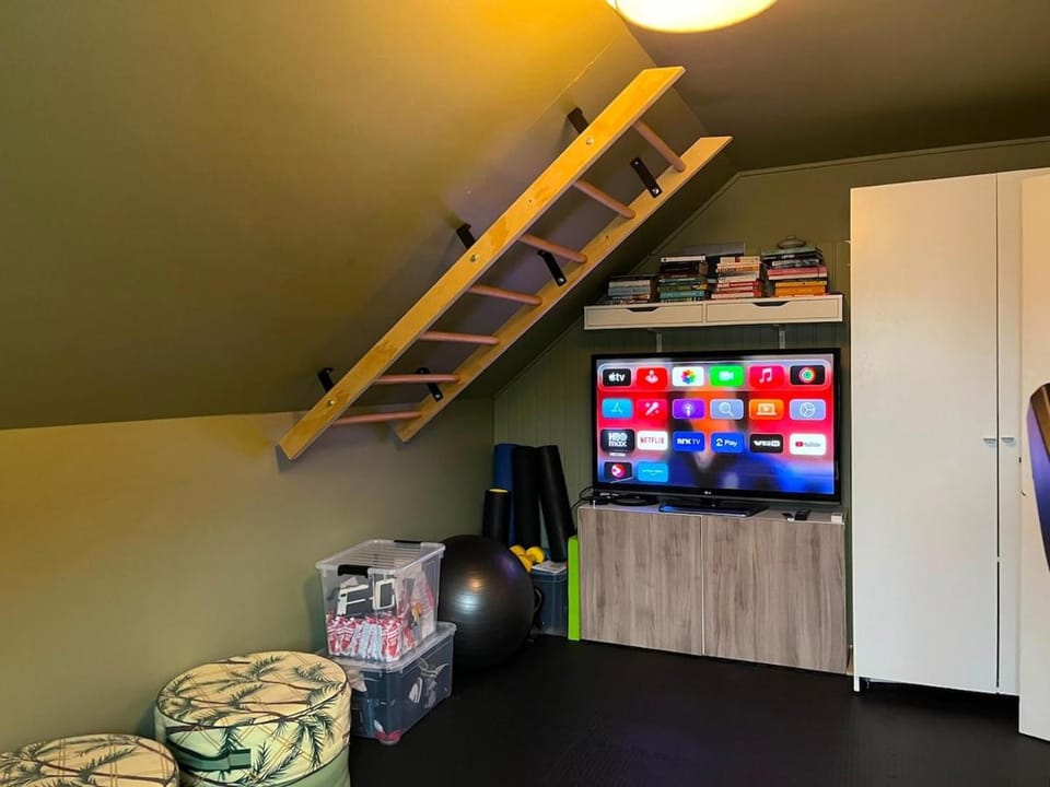 Panoramic Water Views - Modern Home - Free Parking Apartment in Vestland