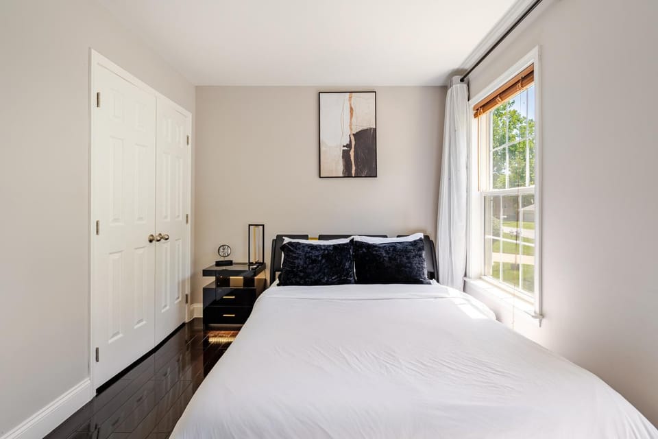 Bed, TV and multimedia, Bedroom, wardrobe