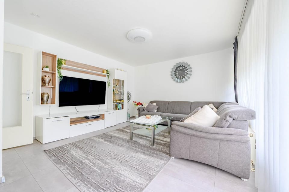Communal lounge/ TV room, TV and multimedia, Living room, Seating area, Evening entertainment
