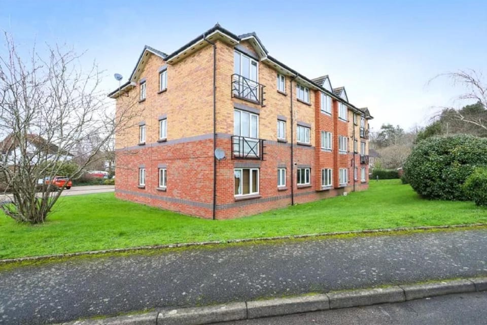 Pit Stop - Brooklands Weybridge Flat Apartment in Weybridge