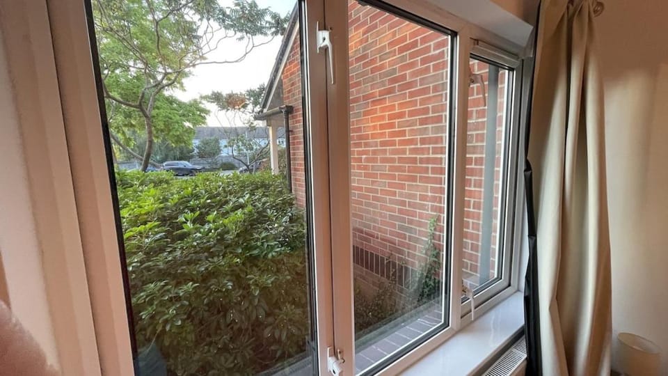 Pit Stop - Brooklands Weybridge Flat Apartment in Weybridge
