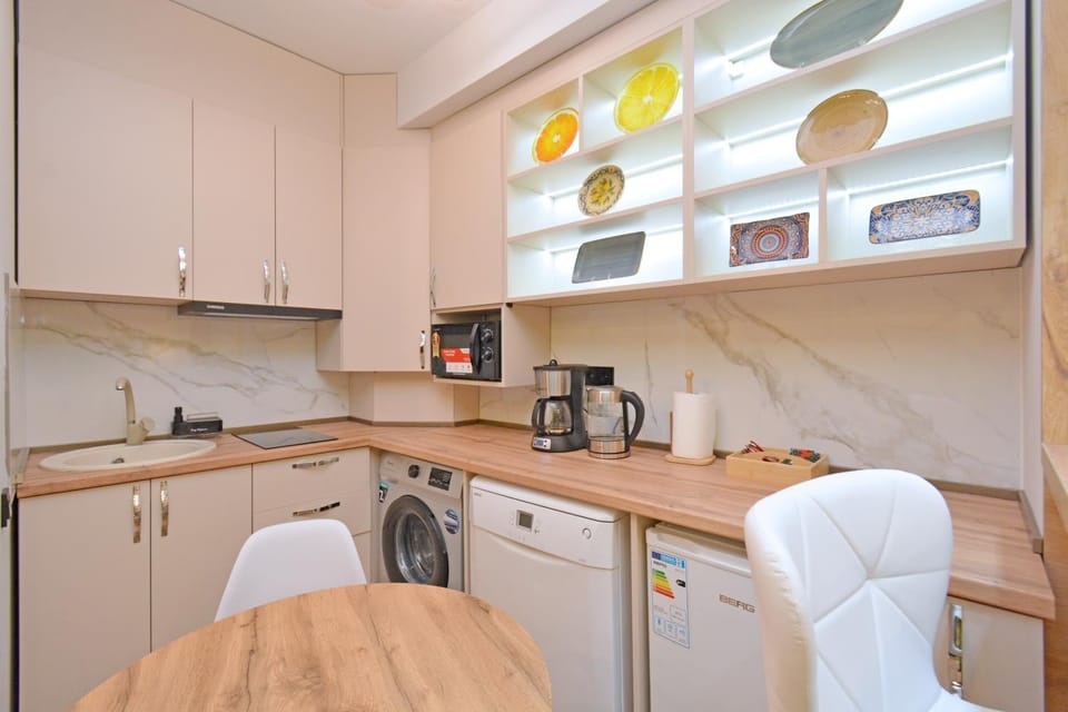 Coffee/tea facilities, Kitchen or kitchenette, dishwasher, stove