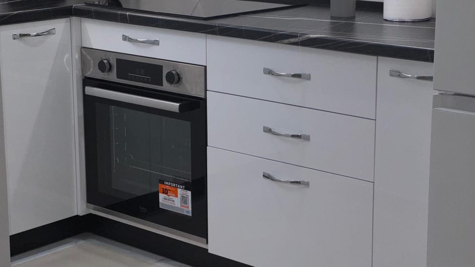 Kitchen or kitchenette, minibar