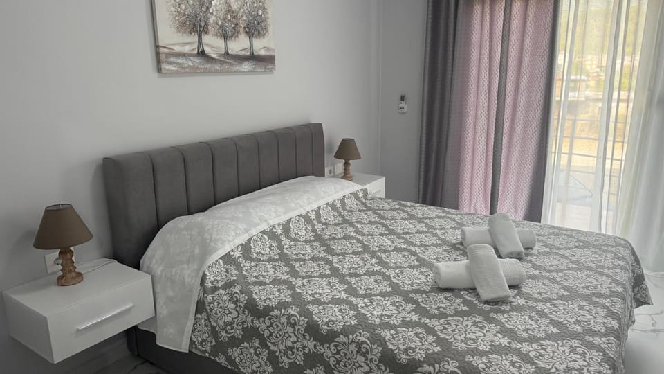 Bed, Photo of the whole room, Bedroom, towels