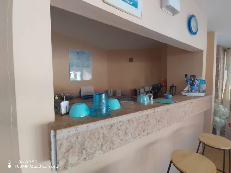 Dans Villa Californienne privée, Un rez-de-jardin 5 chambres avec un Living-dortoir, une cuisine et Privatisation de la piscine et pool house 85 M2 et Tennis terre battue Apartment in Valbonne