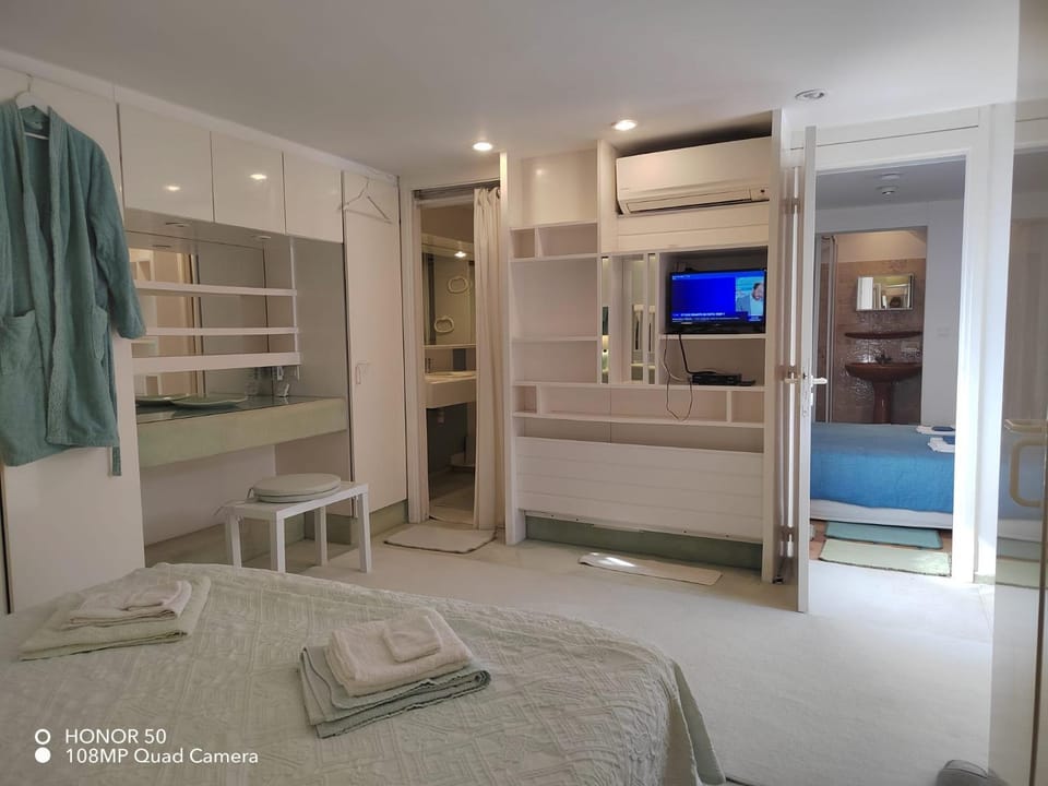 Dans Villa Californienne privée, Un rez-de-jardin 5 chambres avec un Living-dortoir, une cuisine et Privatisation de la piscine et pool house 85 M2 et Tennis terre battue Apartment in Valbonne
